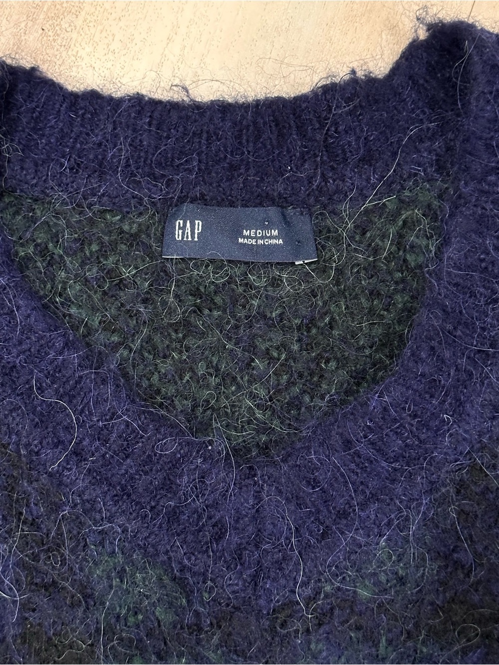 Gap Plaid V-Neck Sweater Blue Plaid Sz M soft, fuzzy texture preppy - Picture 6 of 11